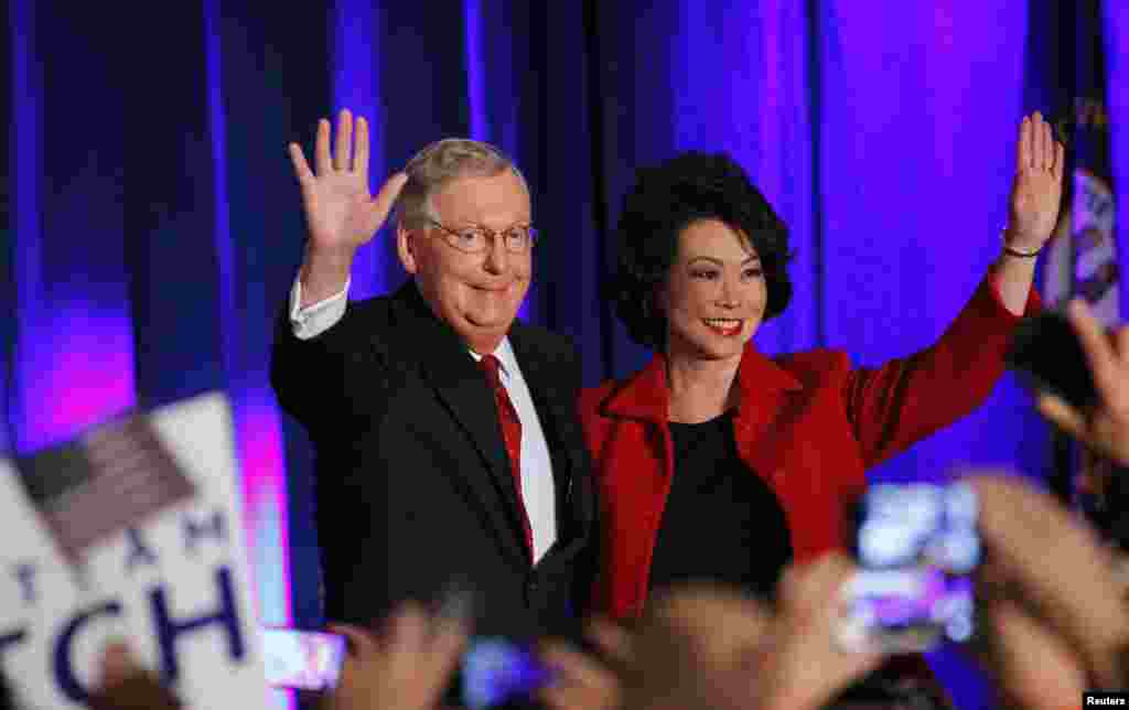 Từ trái sang: Thượng nghị sĩ đảng Cộng hòa Rand Paul từ Kentucky, Lãnh đạo khối thiểu số tại Thượng viện Mitch McConnell và vợ, cựu Bộ trưởng Lao động Mỹ Elaine Chao mừng chiến thắng sau cuộc bầu cử giữa kỳ ngày 4/11/2014 tại Louisville, Kentucky.