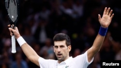 Novak Đoković slavi pobedu u Parizu (Foto: Rojters/Christian Hartmann)