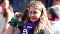 Una joven participa en una marcha por el Día Internacional de la Mujer, en Santiago, Chile, el 8 de marzo de 2020.