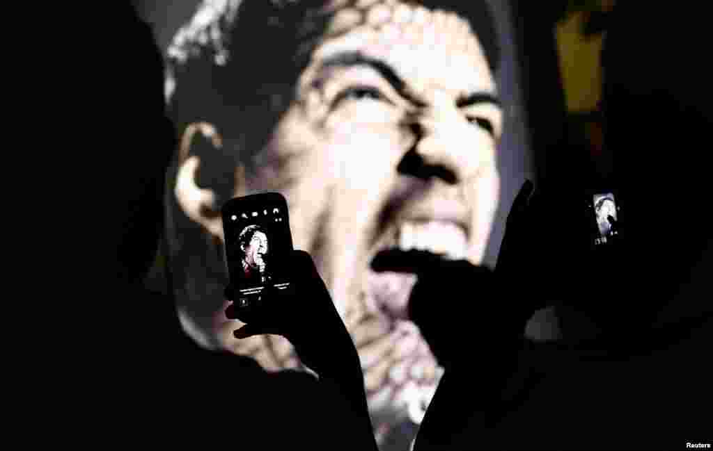 As pessoas acorrem ao muppi da publicidade da marca Adidas "Tudo ou Nada" com a cara de Suarez de boca aberta, pronto a morder. Copacabana, Rio de Janeiro Junho 26, 2014.