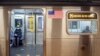 Pasajeros con mascarillas en un tren de la ruta M en Nueva York, el viernes 10 de abril de 2020.