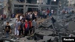 Palestinci posmatraju oštećenja nakon izraelskih udara, nakon napada Hamasa na Izrael, u izbegličkom kampu Bič, grad Gaza, 9. oktobra 2023.