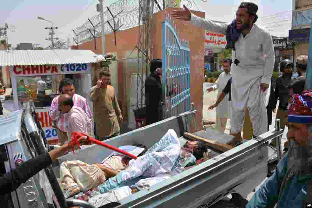 دھماکہ کی جگہ شہر سے دور ہونے کے باعث زخمیوں کو اسپتال منتقل کرنے میں کافی وقت لگا اور ہلاکتوں کی تعداد میں اضافہ ہوتا گیا۔ دھماکے کے بعد پولیس، ایف سی اور دیگر متعلقہ اداروں کے حکام موقع پر پہنچے اور وہاں سے شواہد جمع کیے اور عینی شاہدین سے معلومات حاصل کیں۔