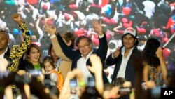 ARCHIVO - El candidato presidencial Gustavo Petro, en el centro, es acompañado por su hijo Nicolás Petro, a la derecha, en la jornada electoral del 29 de mayo de 2022 en Bogotá.
