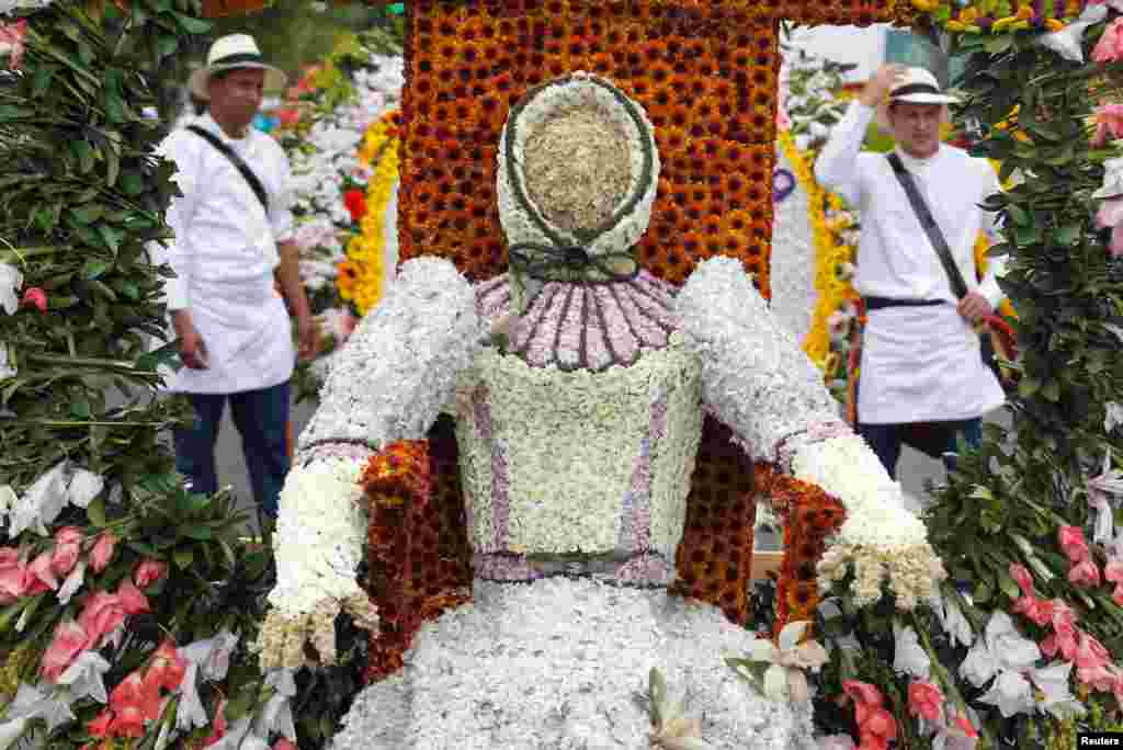 Warga bersiap meramaian Parade Bunga tahunan di Medellin, Kolombia.