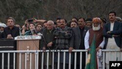 د وزیراعظم عمران خان د حکومت مخالف سیاسي ګوندونه د ۲۰۱۸ په عامو انتخاباتو کې د درغلۍ الزامات پورې کوي خو حکومت یې ردوي