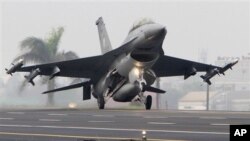 타이완 공군 소속 F-16 전투기가 타이난 공군기지에서 이륙하고 있다.