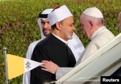 Papu Franju dočekuje veliki imam al Adžar džamije, šeik Ahmed al Tajeb, u velikoj Zajed džamiji u Abu Dabiju, Ujedinjeni Arapski Emirati, 4. februar 2019.