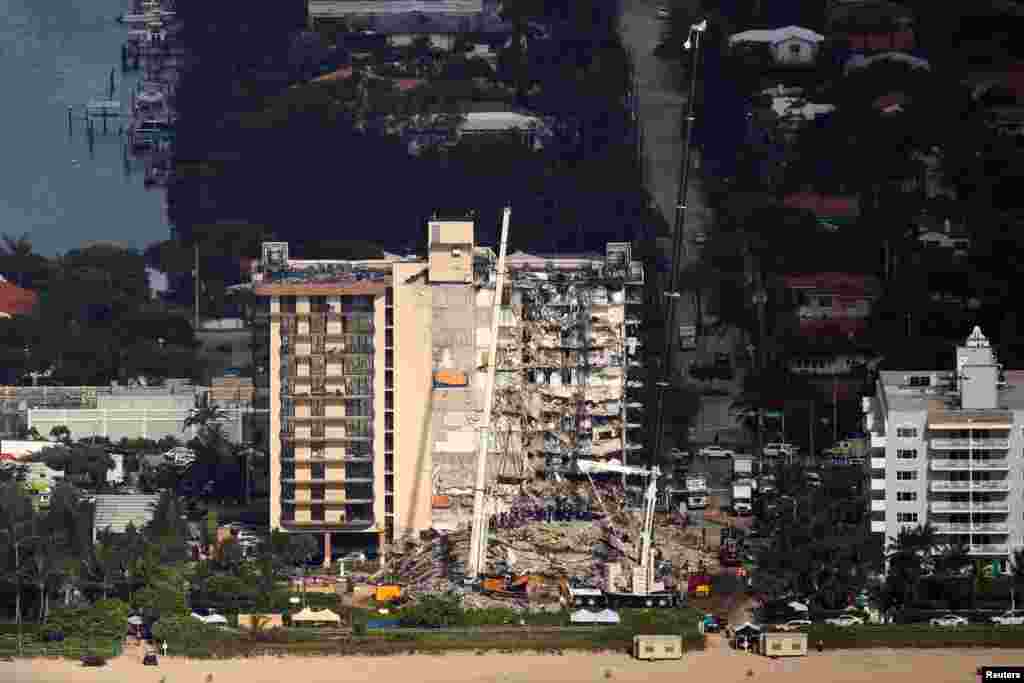 Vista aérea muestra el edificio residencial parcialmente derrumbado en Surfside cerca de Miami Beach, Florida.