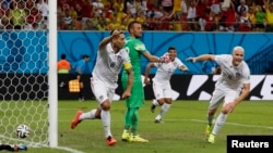 Tiền đạo Clint Dempsey của Mỹ (trái) ghi bàn trong trận đấu với Bồ Đào Nha tại sân bóng Amazonia ở Manaus, 22/6/14
