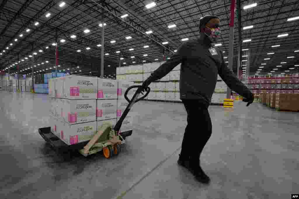 Un hombre traslada vacunas de Moderna para COVID-19 que son distribuidas en Mississippi, el 20 de diciembre de 2020. [AFP]