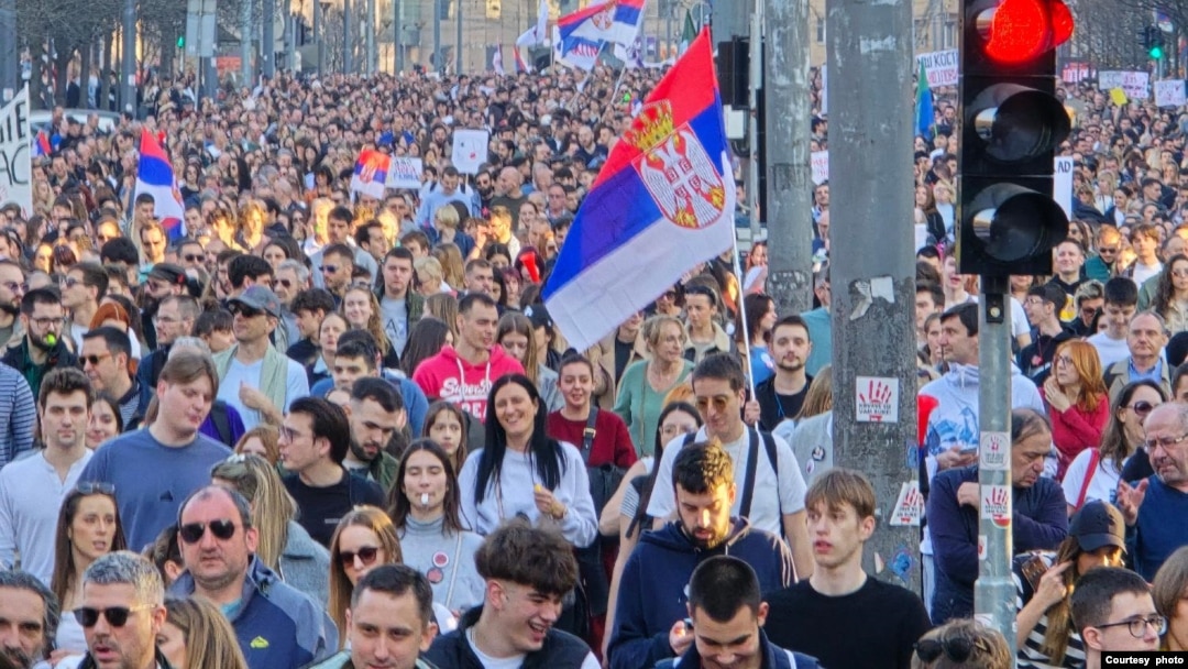 Učenici beogradskih srednjih škola, studenti i građani u protestnoj šetnji (Foto: Marko Dragoslavić/FoNet)