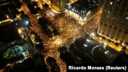 Visão aérea de um protesto em apoio à greve dos professores no Rio de Janeiro (7 de Outubro 2013 REUTERS/Ricardo Moraes)