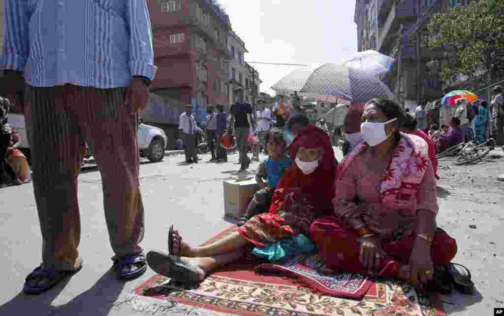 Cư dân địa phương chạy ra đường sau trận động đất ở Kathmandu, Nepal, ngày 12/5/2015.
