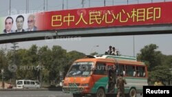 一名巴基斯坦士兵在中國總理李克強抵布前向一部輕型小巴進行安全檢查。