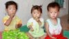 북한 함경북도 명천 군의 한 보육원에서 아이들이 빵을 먹고 있다. (자료사진)