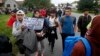 Migranti i izbeglice u Srbiji na putu prema granici sa Mađarskom (Foto: AP/Darko Vojinović) 