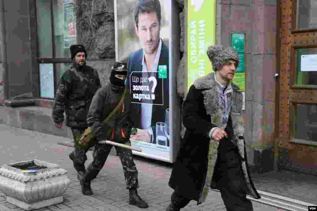 Под стенами Киевской городской государственной администрации. Протестующие на Евромайдане выполнили требования власти – освободили здание столичной мэрии и проезжую часть улицы Грушевского.