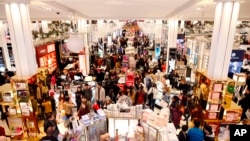 Wanunuzi katika siku ya Black Friday huko Macy's Herald Square, Nov. 24, 2016, mjini New York.