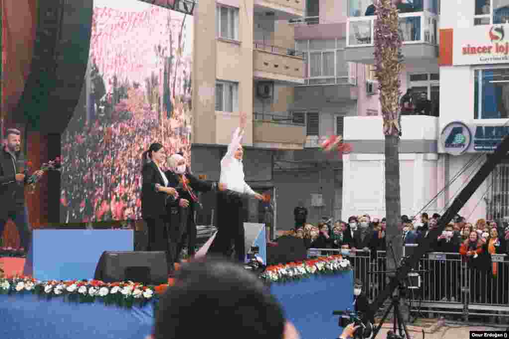 CHP Genel Başkanı Kemal Kılıçdaroğlu, erken seçim çağrısıyla başlattığı "Milletin Sesi" miting serisinin ilkini Mersin'de düzenledi