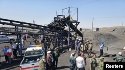 ทีมกู้ภัยตรวจสอบเหตุระเบิดเหมืองในโคราซานใต้ เมื่อ 22 ก.ย. 2024 (Iranian Red Crescent Society/West Asia News Agency/Handout via Reuters) 