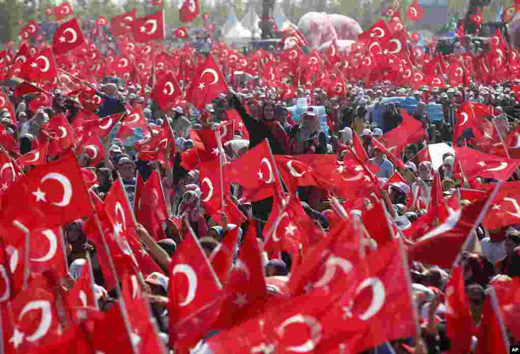 Lebih dari satu juta orang memenuhi ruas-ruas jalan Istanbul, Turki hari Minggu (7/8) untuk menunjukkan dukungan terhadap Presiden Tayyip Erdogan.