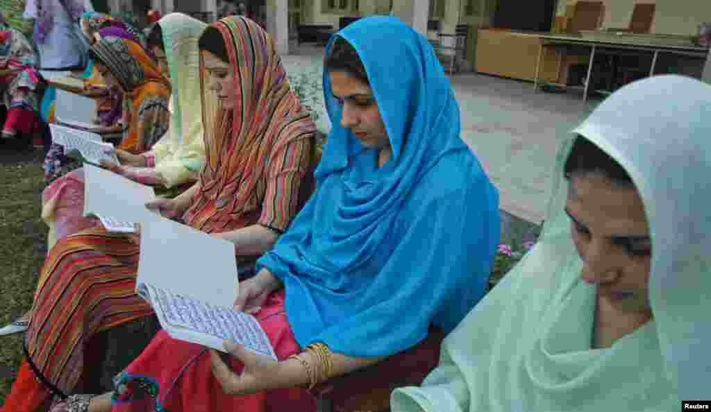 Giáo viên đọc kinh Koran cầu nguyện cho Malala Yousufzai ở Peshawar, Pakistan, ngày 12 tháng 10, 2012.