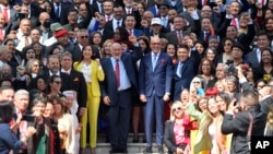 Los diputados del Parlamento venezolano posan para una fotografía al instalar su nuevo período legislativo, el 5 de enero de 2023, en Caracas. Ese poder, liderado por el hombre de confianza de Nicolás Maduro, Jorge Rodríguez, en el centro, designará al nuevo CNE.