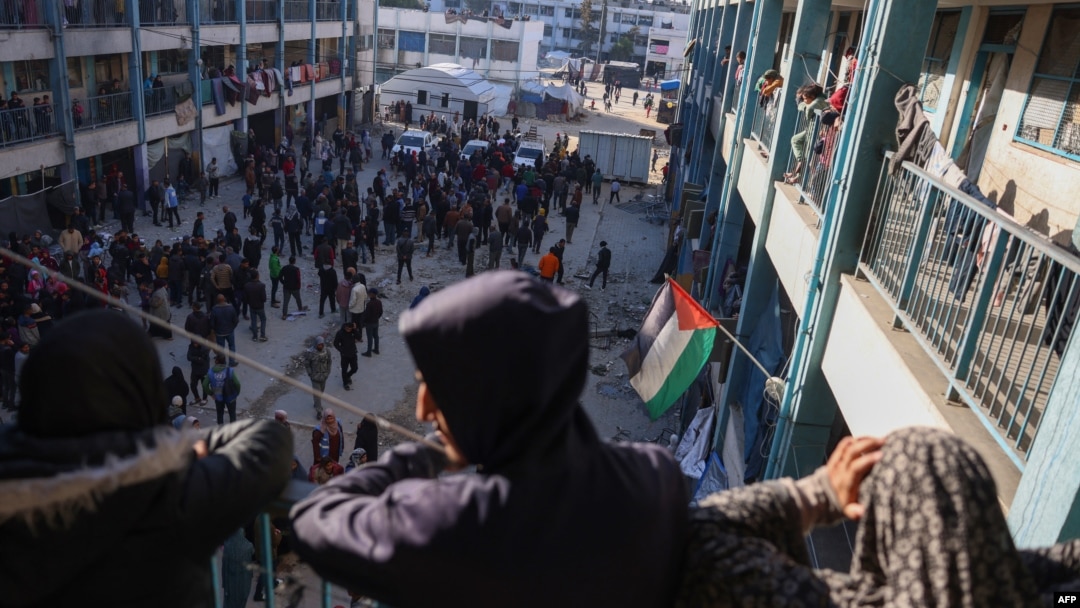 Ljudi pregledaju štetu nakon izraelskih udara na školu koju vodi UNRWA, Ahmad Abdulaziz, u kojoj su trenutno smeštene raseljene porodice u Kan Junisu u južnom pojasu Gaze 16. decembra 2024.