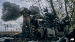 Wanajeshi wa Ukraine wakirusha makombora kuelekea ngome za wanajeshi wa Russia mashariki mwa Donetsk Okt. 23, 2022