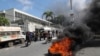 Los manifestantes participan en una protesta pidiendo la renuncia del primer ministro haitiano, Ariel Henry, frente a la embajada de Canadá, en Puerto Príncipe, la capital, el 25 de febrero de 2024.