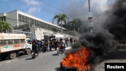 Los manifestantes participan en una protesta pidiendo la renuncia del primer ministro haitiano, Ariel Henry, frente a la embajada de Canadá, en Puerto Príncipe, la capital, el 25 de febrero de 2024.