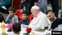Papa Francis kwenye chakula cha mchana Jumapili mjini Vatican