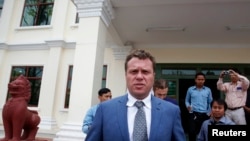 Taipan real estate Rusia Sergei Polonsky meninggalkan pengadilan banding di Phnom Penh (9/1). 