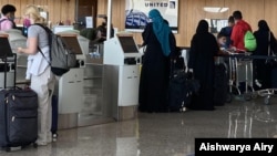 Putnici na aerodromu Dales kod Vašingtona (Foto: Aishwarya Airy/VOA)