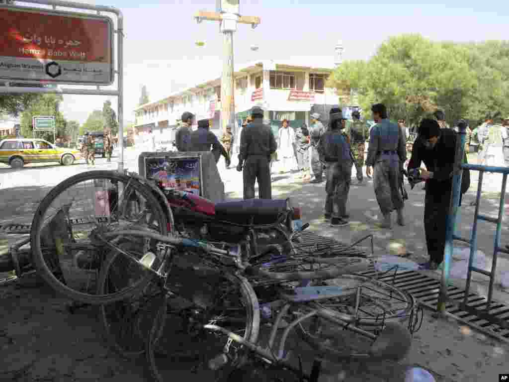 Cảnh sát Afghanistan bao quanh hiện trường ở Khost, phía nam thủ đô Kabul, ngày 1/10/2012.