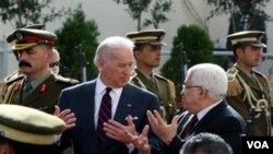 Rais wa Marekani Joe Biden (kushoto) akiwa na rais wa Palestina Mahmoud Abbas (kulia)