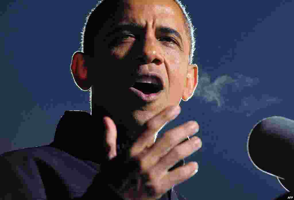 U.S. President Barack Obama speaks at his last campaign rally in Des Moines, Iowa, November 5, 2012.