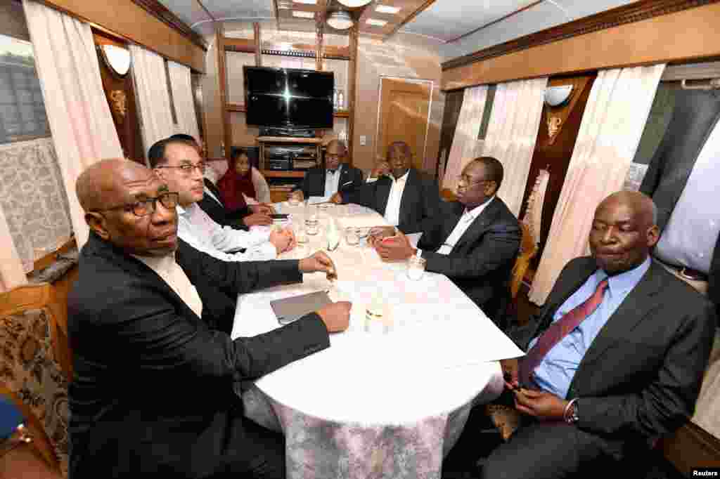 Viongozi wa Afrika wakishauriana ndani ya treni wakielekea Kyiv, Ukraine kutoka Warsaw Poland kwa lengo la kutafuta njia za kuitisha mkutano wa amani kati ya Ukraine na Rashia 