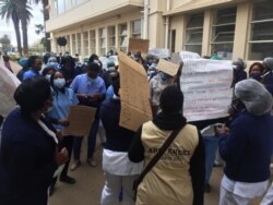 Batshengisela esibhedlela seUBH abongi labongikazi. (Bathabile Masuku)