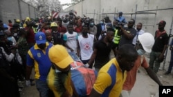 Waokoaji wamebeba maiti kutoka kwa jengo lililoanguka mjini Lagos, Nigeria.