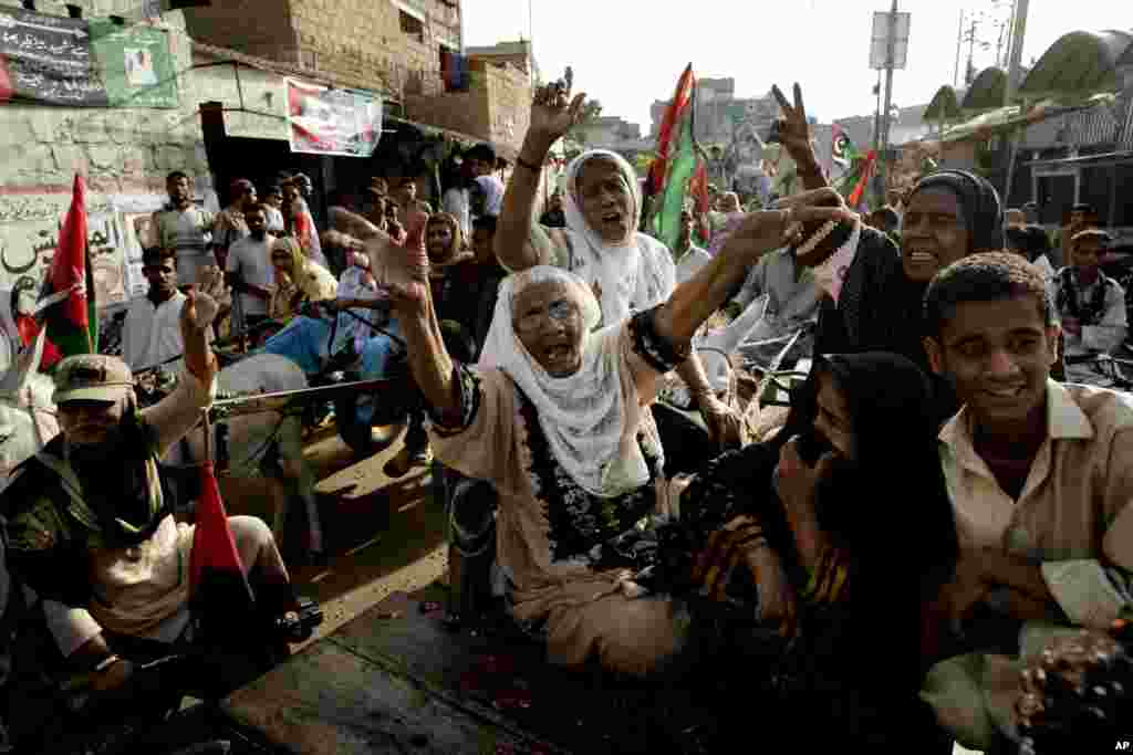 Supporters of Pakistan's People's party chant slogans during a rally in Karachi, Pakistan, May 9, 2013.