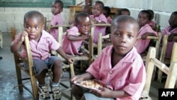 Để khuyến khích trẻ em đến trường, WFP hiện cung cấp những bữa ăn trưa nấu sẵn cho hơn 400.000 trẻ em tại 850 trường tiểu học