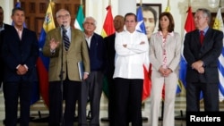Ramón Guillermo Aveledo, secretario de la MUD habla con los periodistas, luego de la primera reunión exploratoria con el Gobierno de Nicolás Maduro.