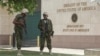 Policías kenianos montan guardia afuera de la embajada de Estados Unidos en Puerto Príncipe, Haití, el viernes 5 de julio de 2024.
