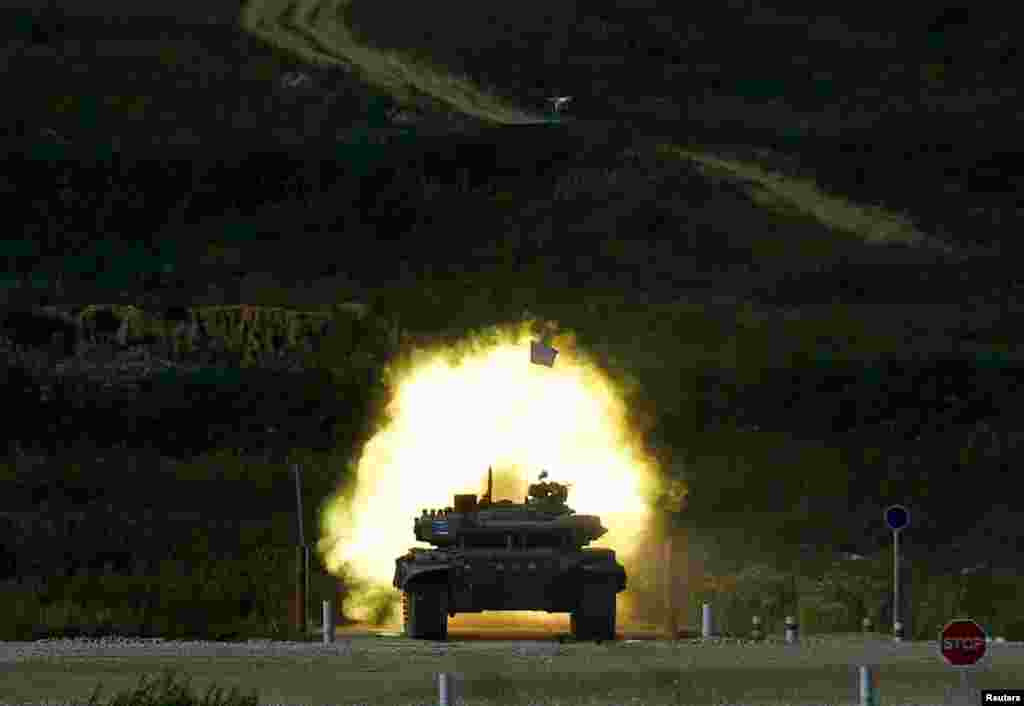 Tank T-72 tank, yang dioperasikan oleh tentara Kazakhstan, menembak sasaran pada kompetisi militer internasional di luar Moskow, Rusia.