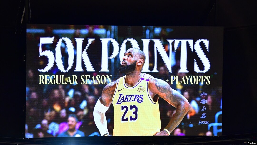 LeBron James (23) après avoir marqué un panier de trois points contre la Nouvelle-Orléans, Los Angeles, USA, le 4 mars 2025. 