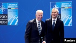 Генеральный секретарь НАТО Йенс Столтенберг и президент США Джо Байден во время саммита НАТО в штаб-квартире Североатлантического союза в Брюсселе, Бельгия, 14 июня 2021 года / REUTERS
