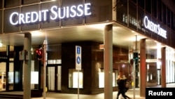 ARCHIVO - El logo del banco suizo Credit Suisse en una sucursal en Basilea, Suiza, el 2 de marzo de 2020.