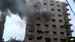 Khói bốc lên sau vụ pháo kích ở thành phố Homs, ngày thứ bảy 14/4/2012